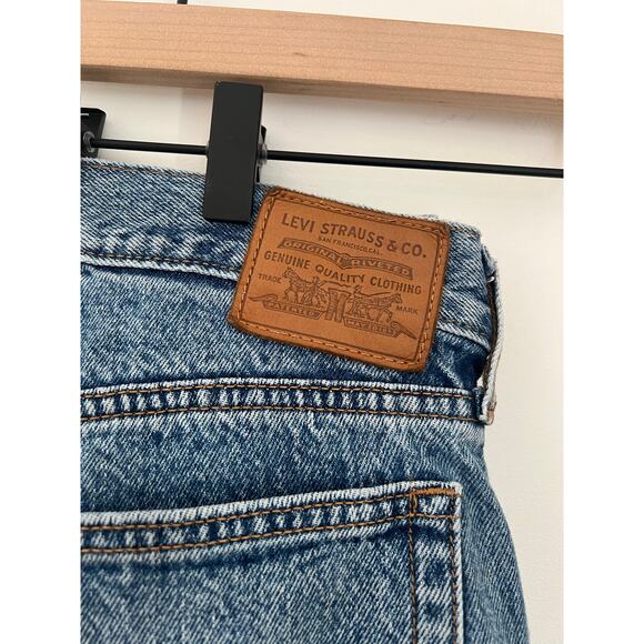 Levi Wedgie Fit  Straight Leg Distressed Ankle Jeans - Picture 6 of 6